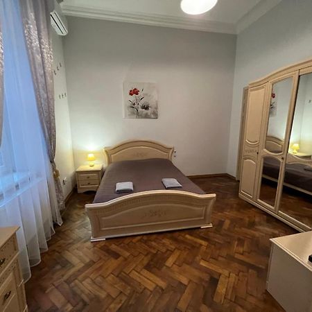 3 Rooms Apartments In The City Centr Lviv Luaran gambar