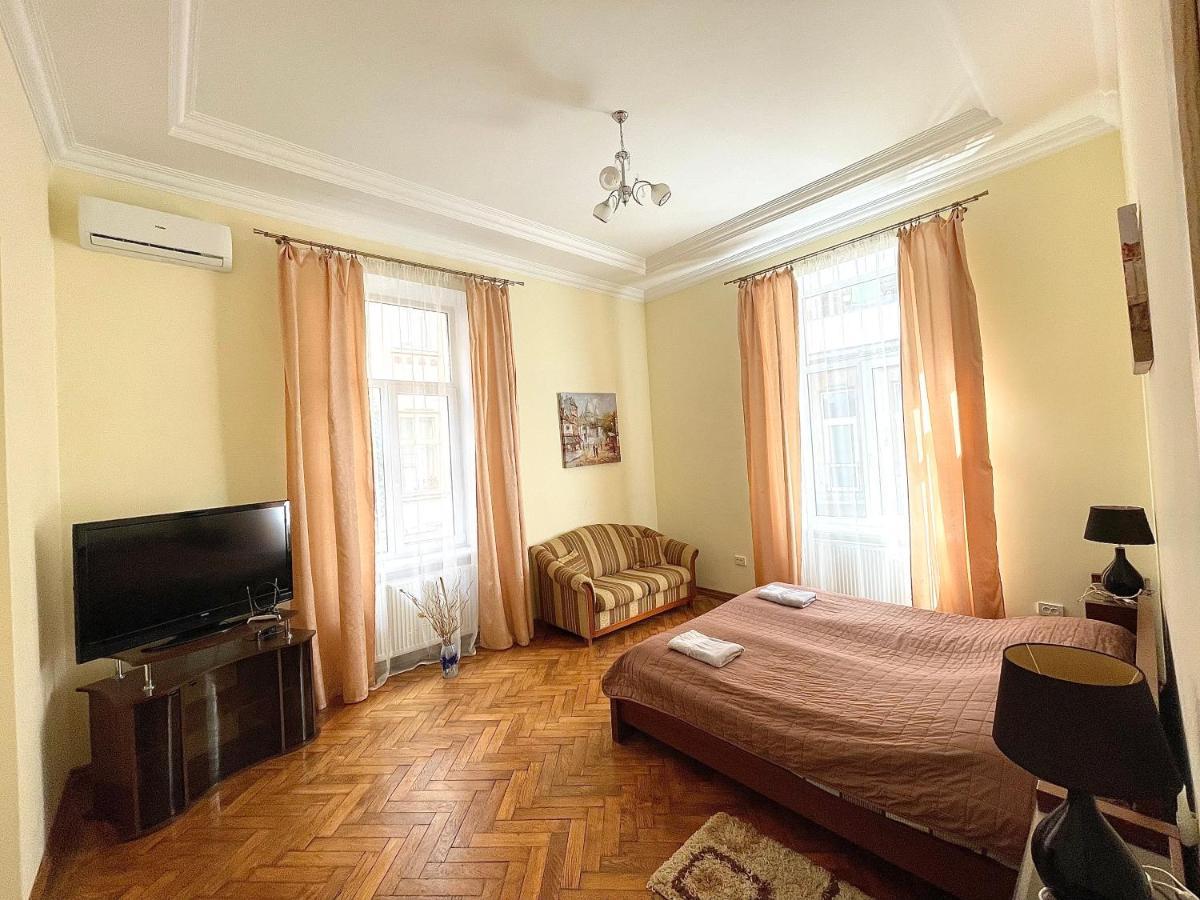3 Rooms Apartments In The City Centr Lviv Luaran gambar