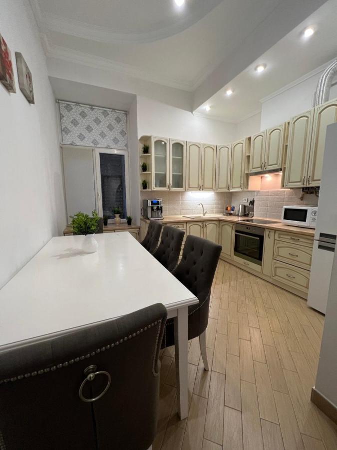 3 Rooms Apartments In The City Centr Lviv Luaran gambar