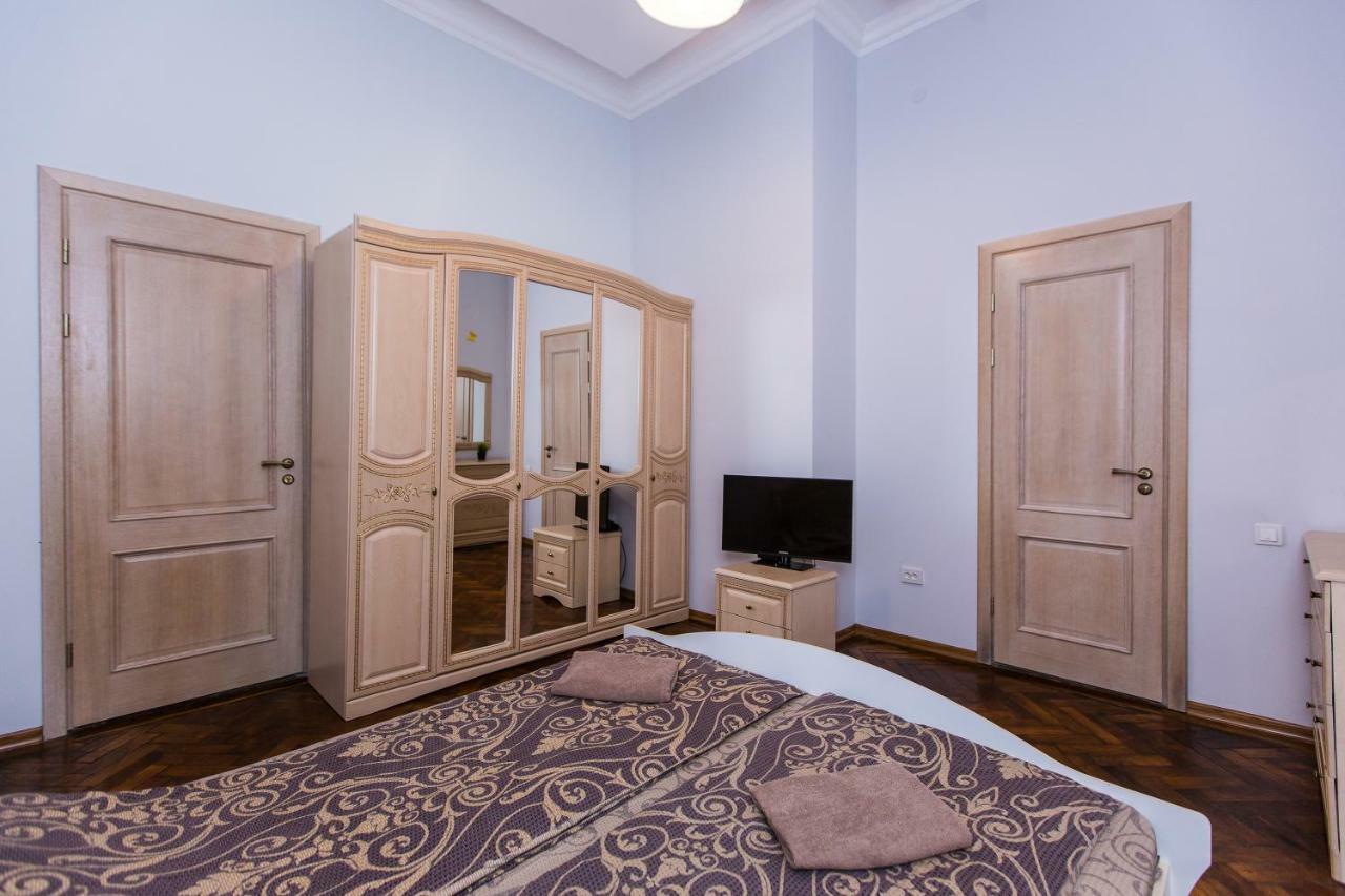 3 Rooms Apartments In The City Centr Lviv Luaran gambar